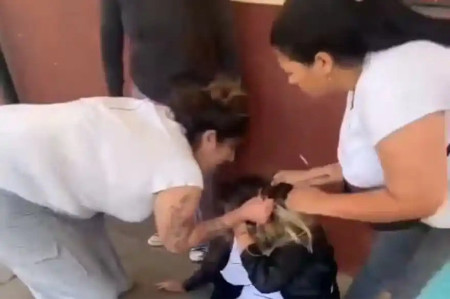 La maestra fue atacada a la salida de la Escuela N° 17 de Marcos Paz.