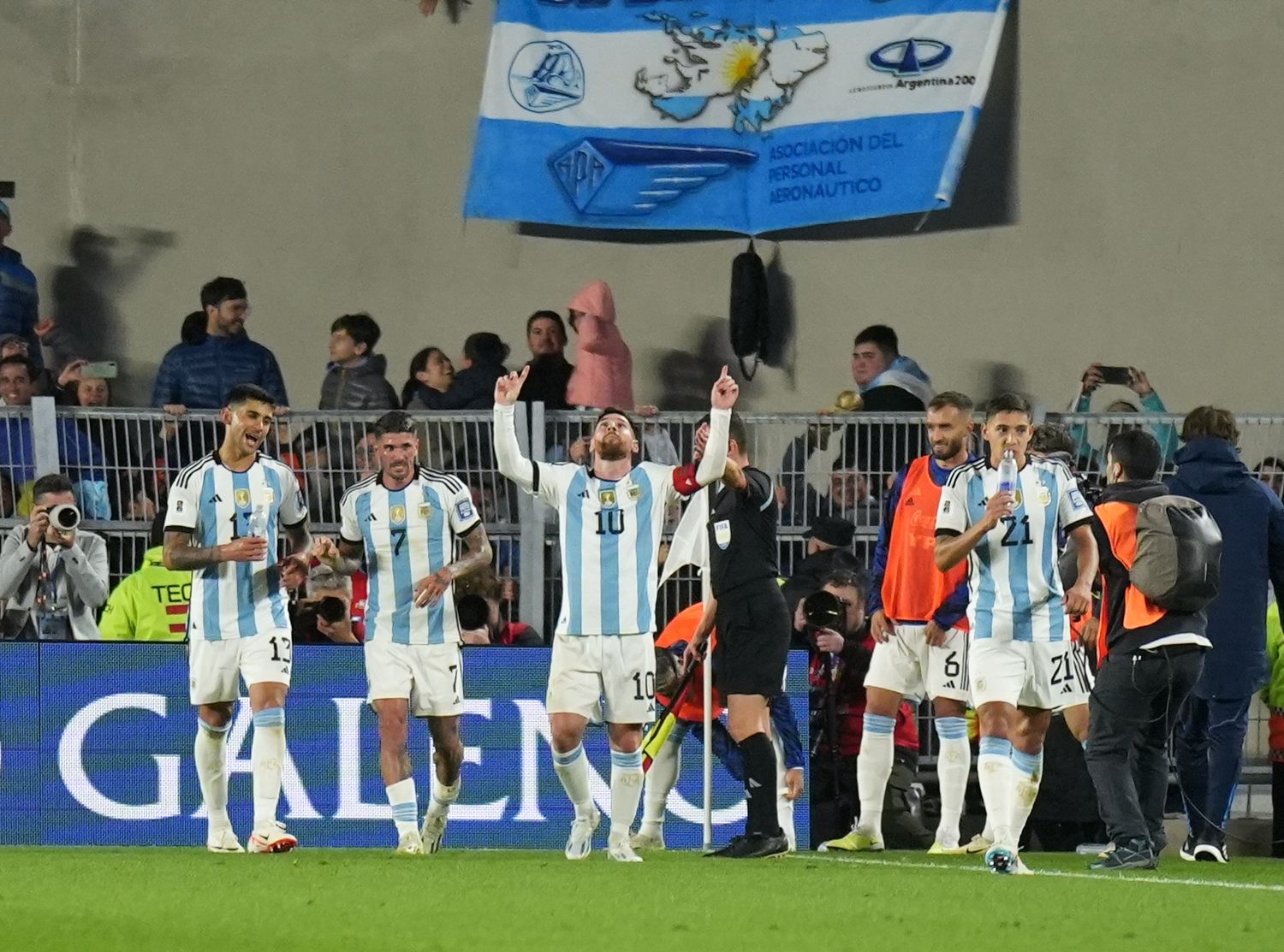Argentina lo buscó con decisión y se lo llevó con un precioso tiro libre de Messi