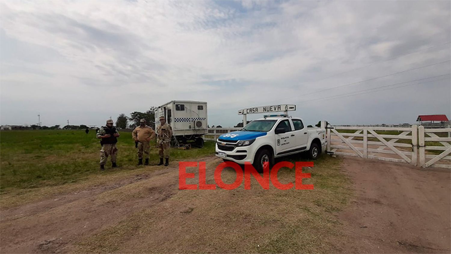 Operativo policial en entrada al campo de Etchevehere ante llegada de ruralistas