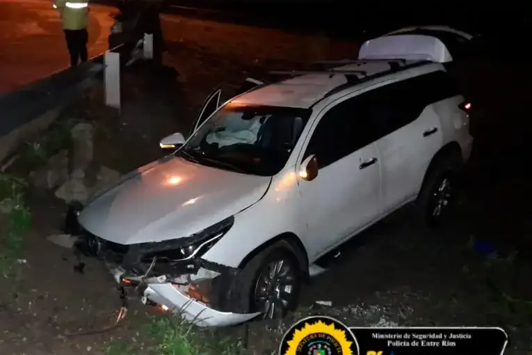 Despistó, chocó contra un desagüe y dejó cinco heridos en un acceso a Chajarí