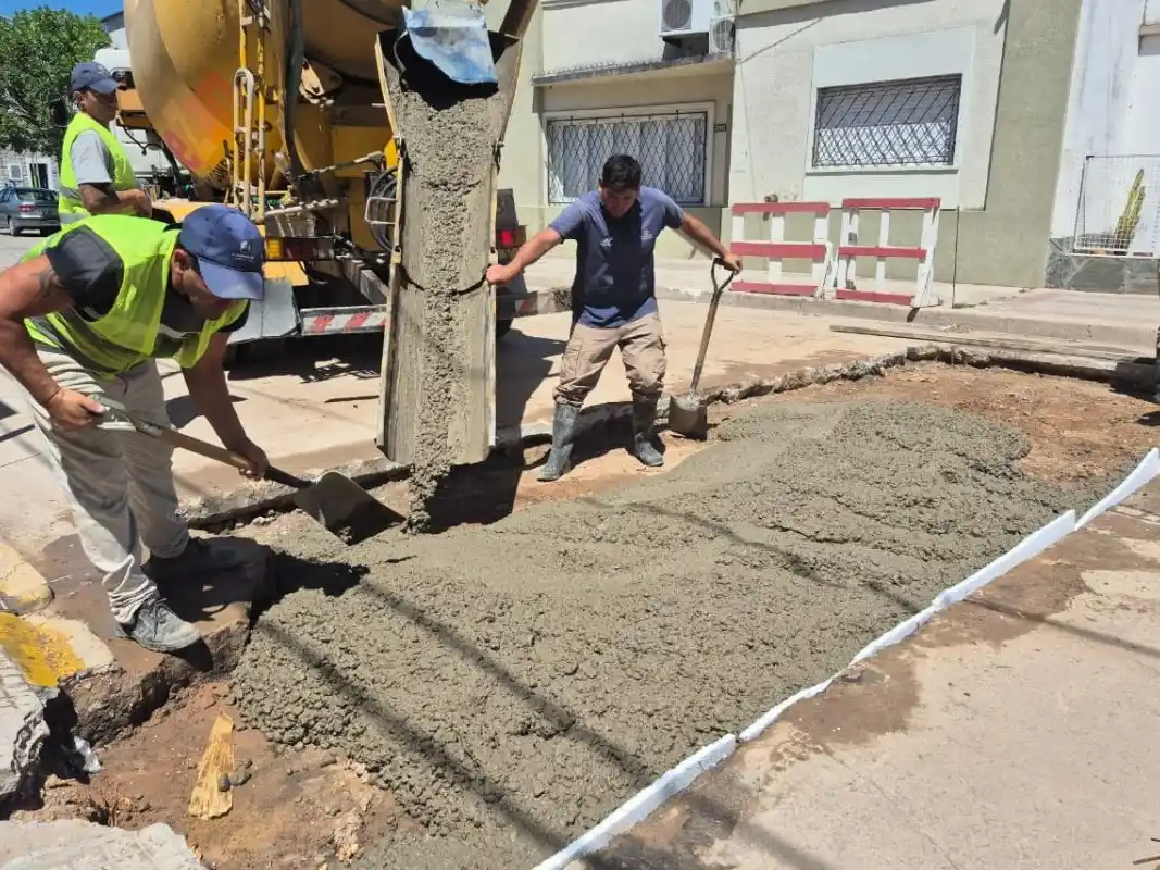 Permanecen cortadas varias calles del centro y la Costanera por trabajos de bacheo
