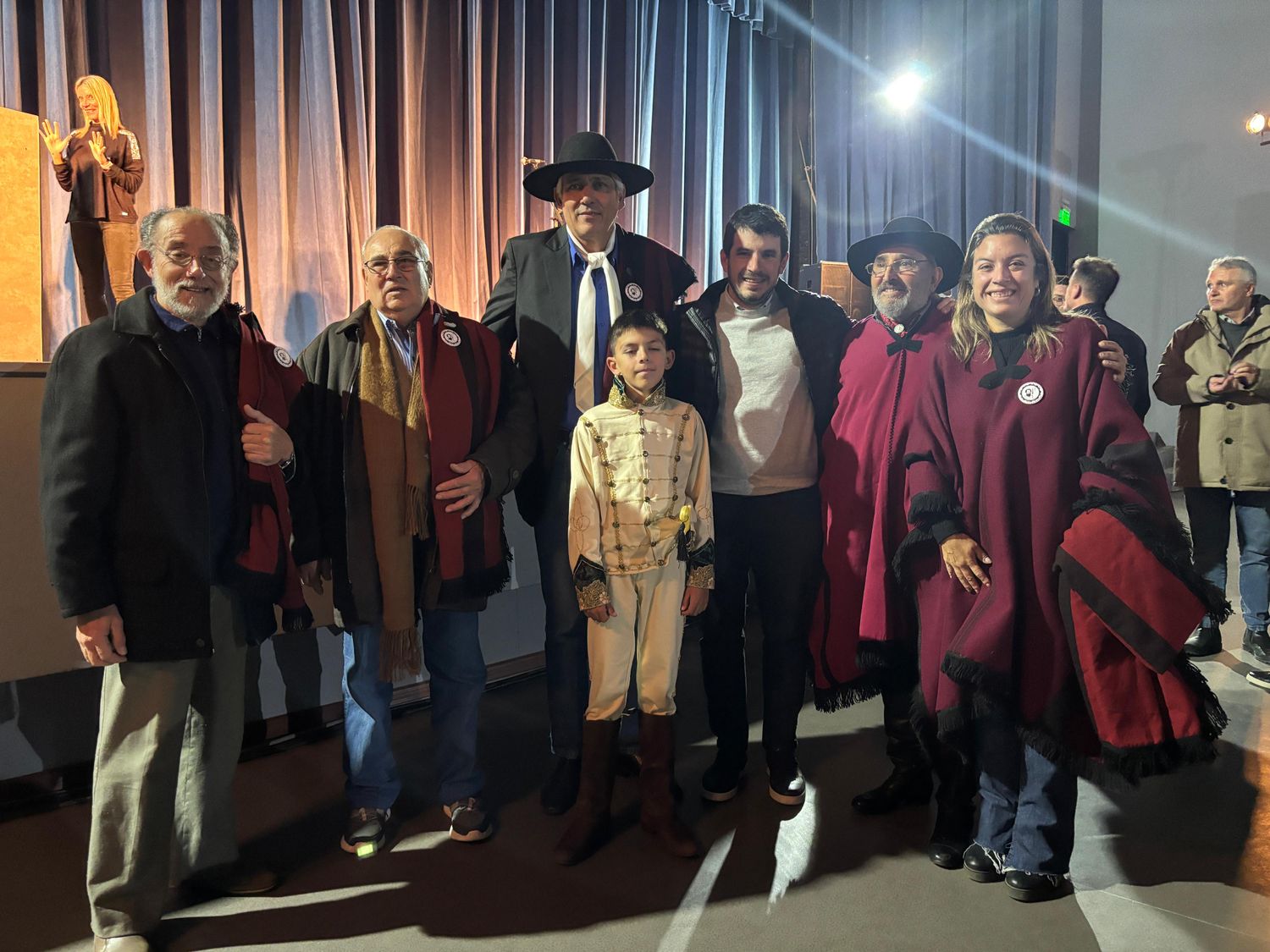 El intendente Chiarella junto a miembros de la Asociación Civil y Cultural General Martín Miguel de Güemes.