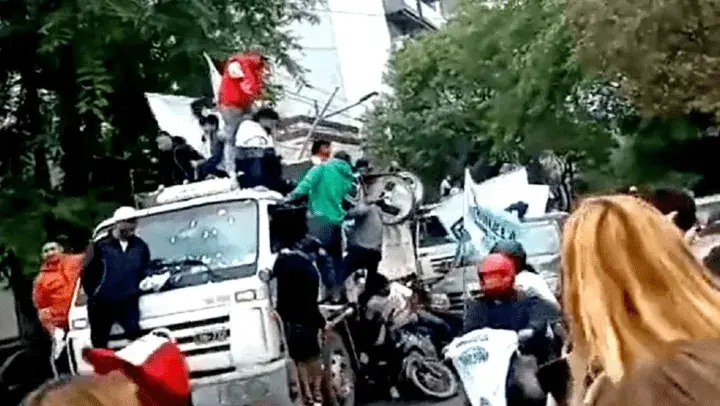 Tragedia: una nena iba en moto con su papá en una caravana política, se cayó y perdió la vida en Santiago del Estero