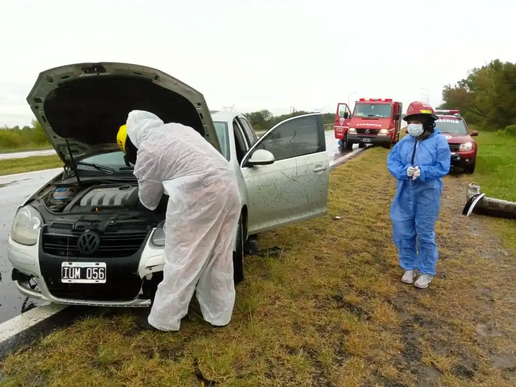 Un auto chocó contra un camión en la autovía 12