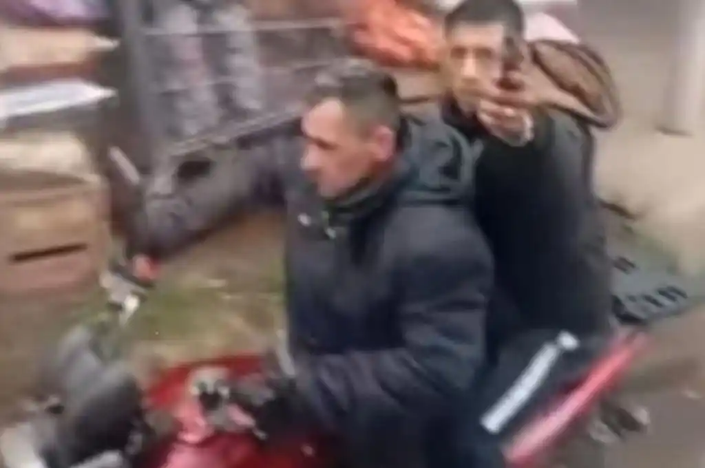 Colectivero intentó detener a motochorros