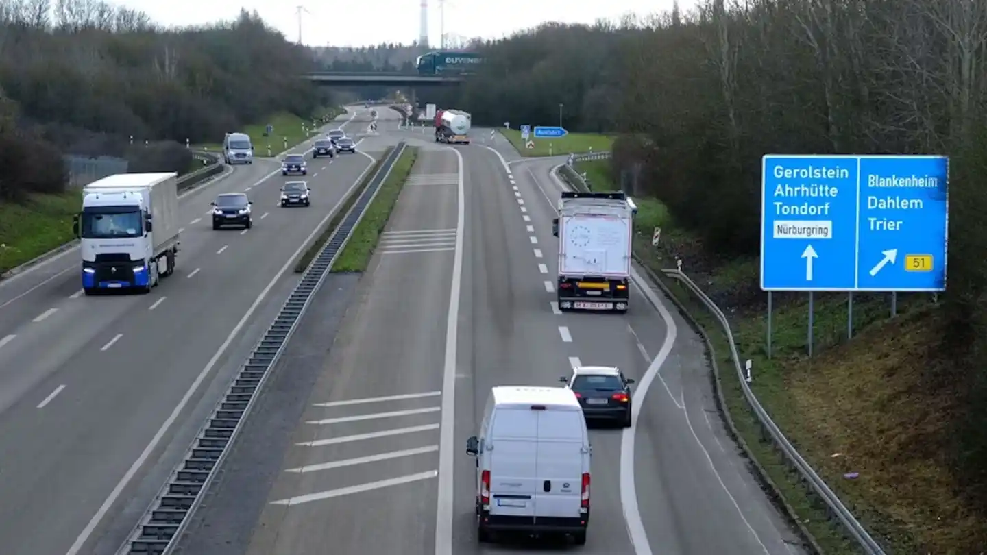 ¡Qué talento! Detuvieron a un hombre por tener relaciones sexuales con su novia a más de 140 km/h