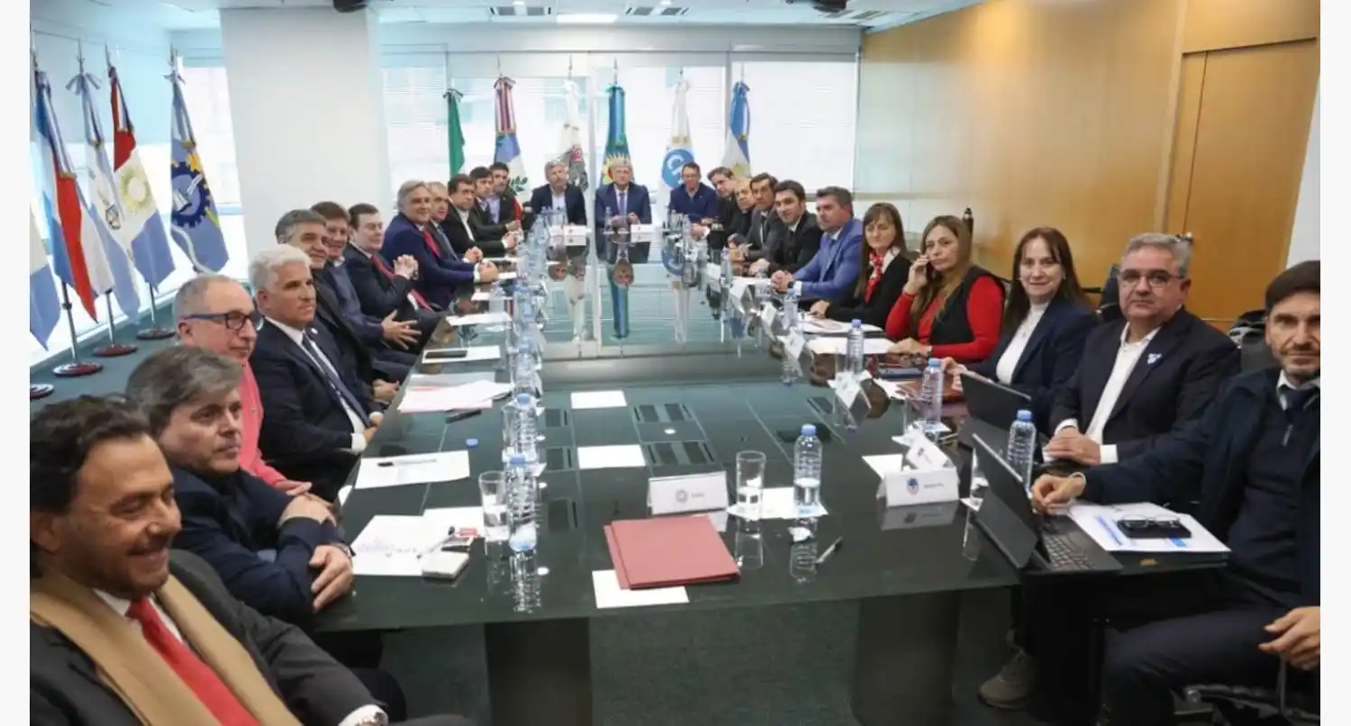 Los gobernadores de todo el arco político firmaron un proyecto de ley para redistribuir el Impuesto a los Combustibles (Foto: Captura de X/@Kicillofok).