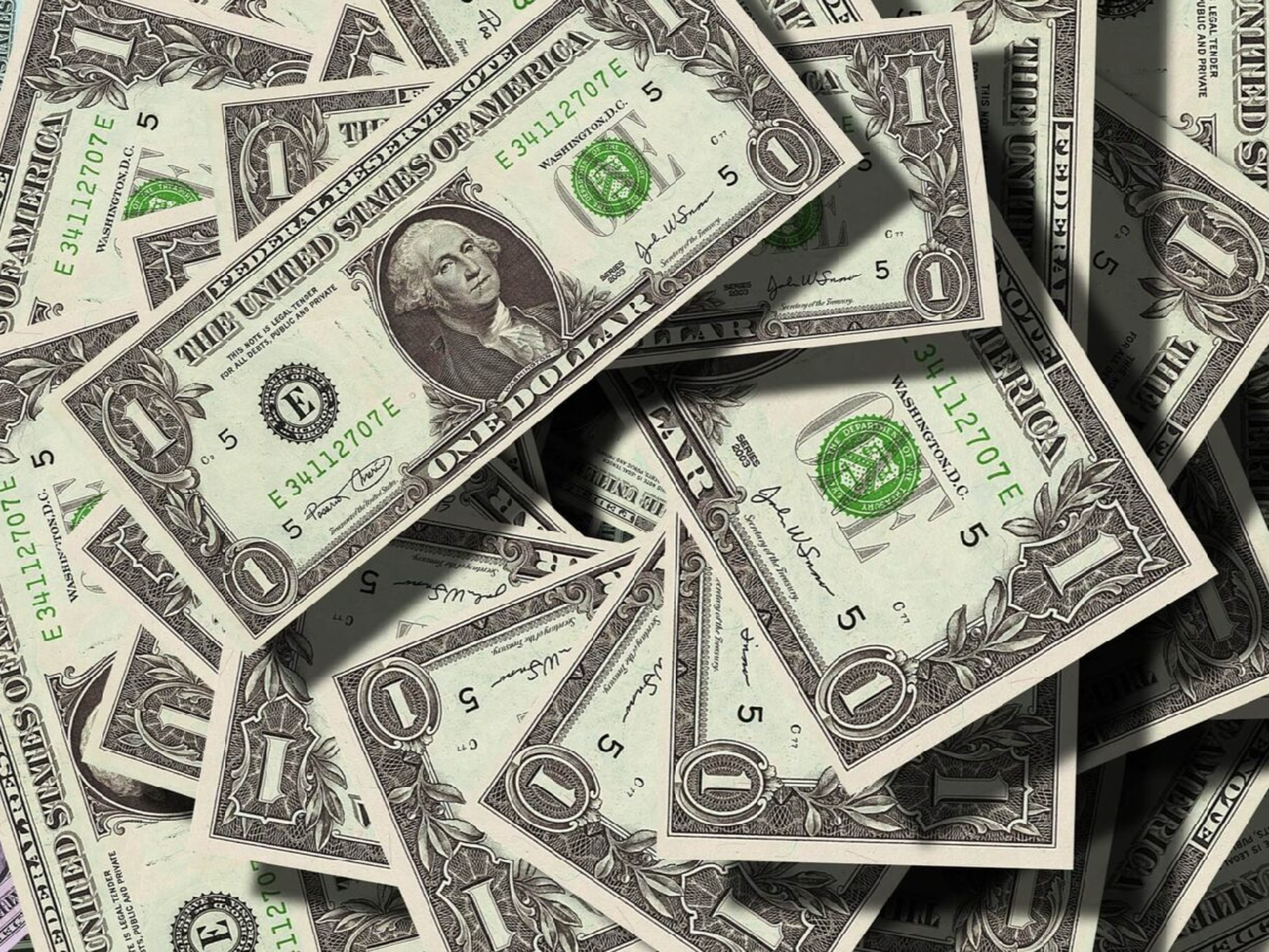 El dólar blue continuó en alza y cerró en $316
