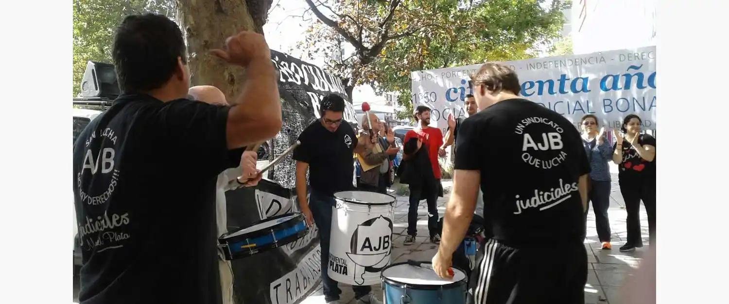 Judiciales mantienen una protesta frente al Ministerio de Trabajo