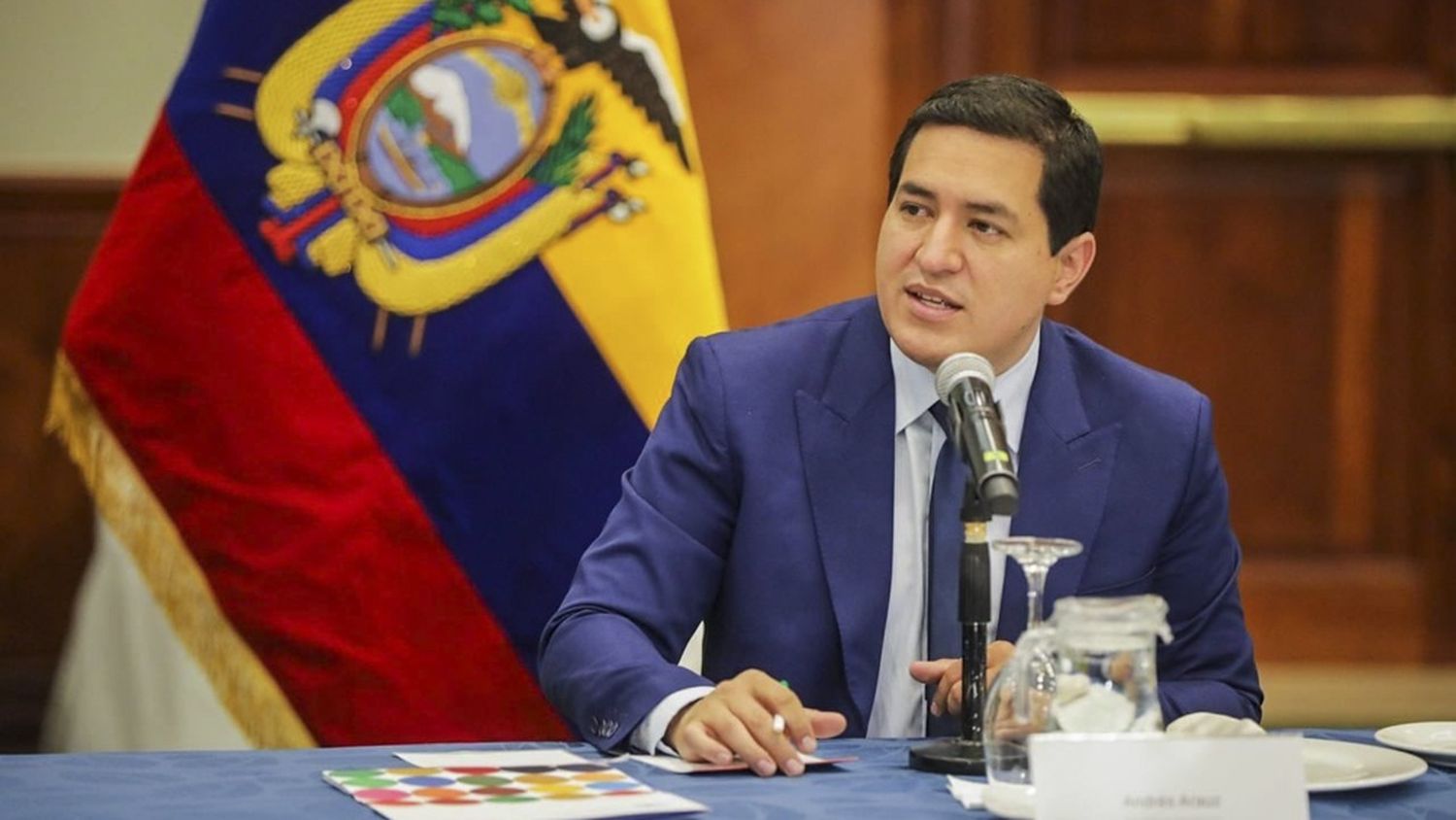 Según 14 de 17 sondeos, Arauz vencerá a Lasso en el balotaje del domingo en Ecuador