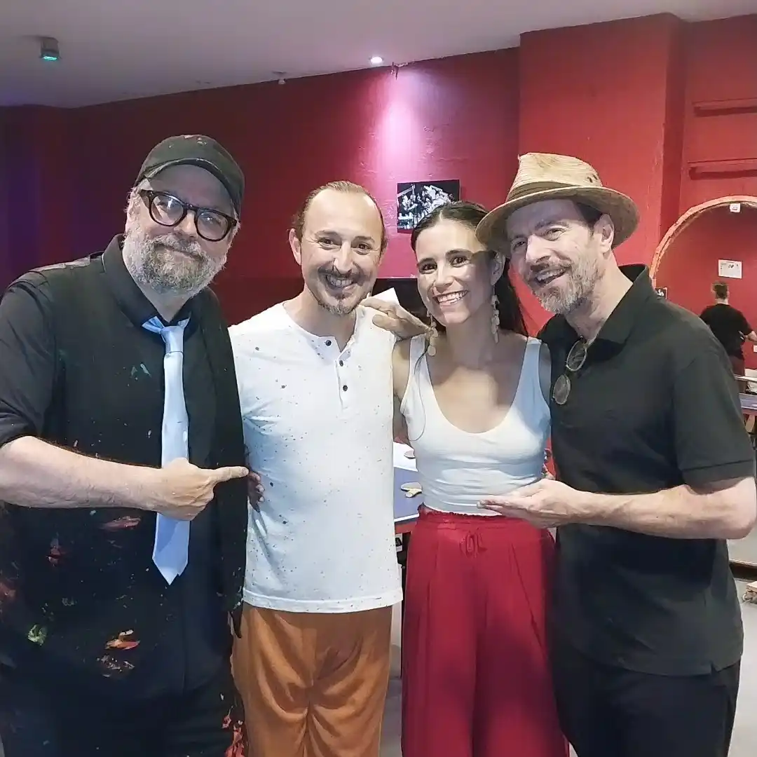 En el centro, Mario López Bondaz y Adriana Abrigo, bailarines y profesores de danza.