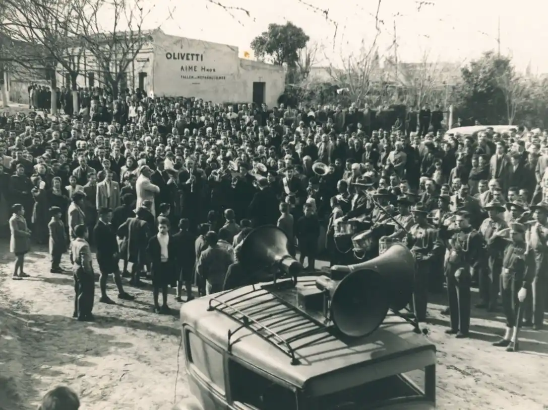 En julio de 1953, homenaje a Eva Perón en Lisandro de la Torre e Hipólito Yrigoyen, frente al Colegio Sagrado Corazón. Foto: Archivo Histórico Digital