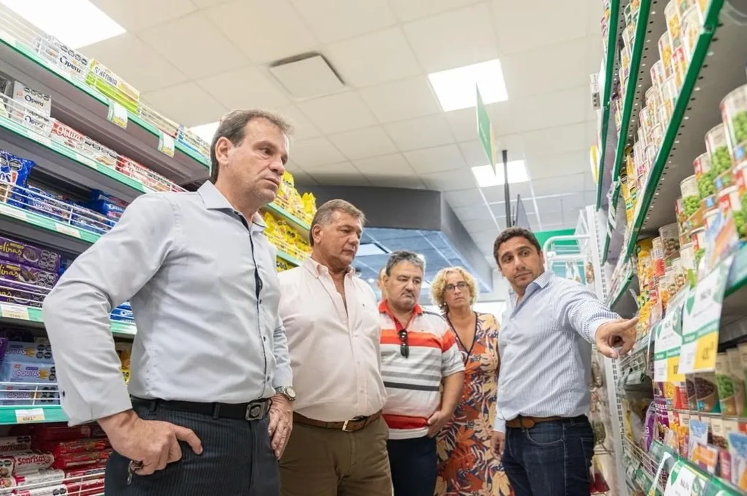 Autoridades provinciales, comunales y legisladores hicieron la recorrida por distintos comercios. Foto: Gobierno de la Provincia