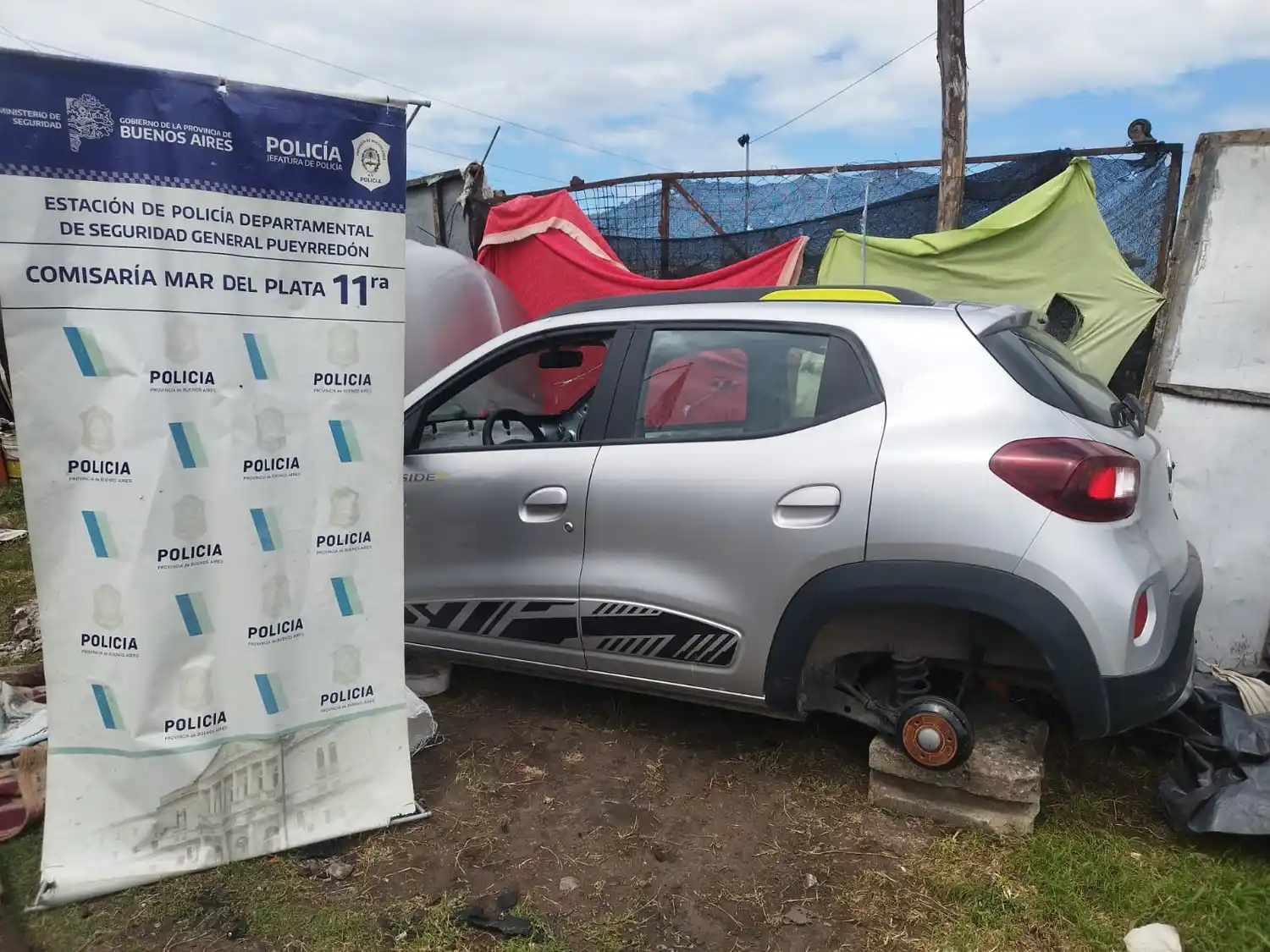 Durante el procedimiento, llevado adelante por personal de la Comisaría Undécima, encontraron un Renault Kwid que tenía pedido de secuestro activo y partes de un Ford Fiesta, ambos relacionados con causas por robo automotor.