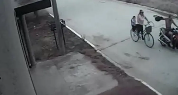[Video] Cámaras de seguridad registraron cómo un motochorro le arrebató la cartera a una ciclista