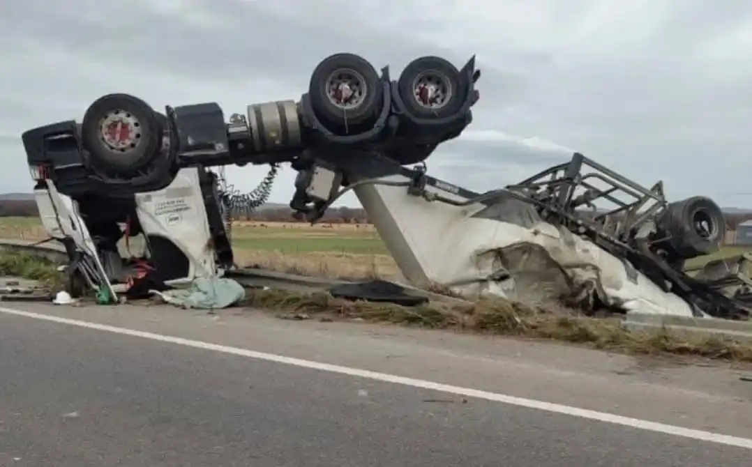 Milagro en la Ruta 51: padre e hijo salieron ilesos tras el impresionante vuelco de un camión en Coronel Pringles