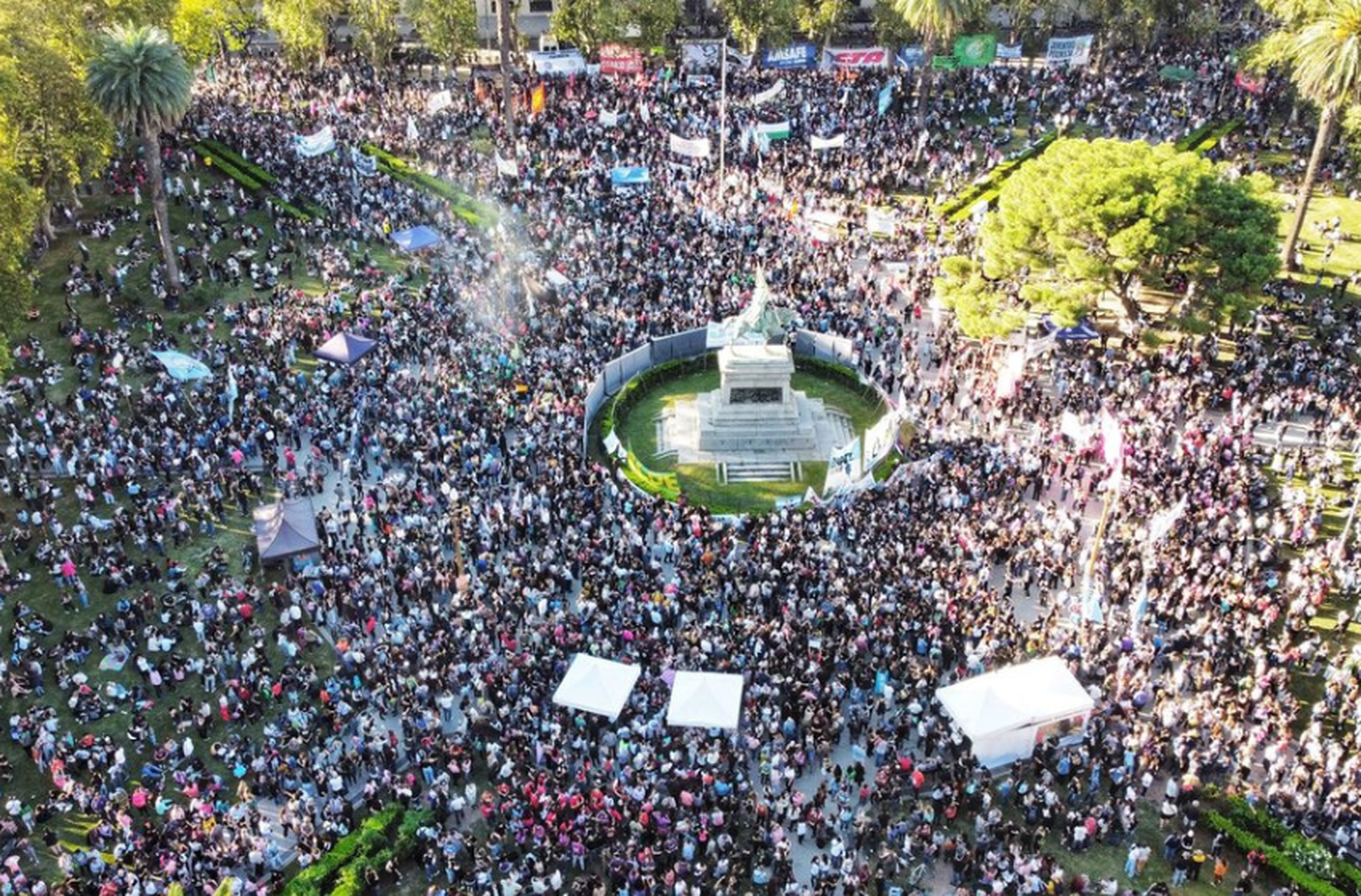 Multitudinaria concentración en Rosario para defender la educación pública