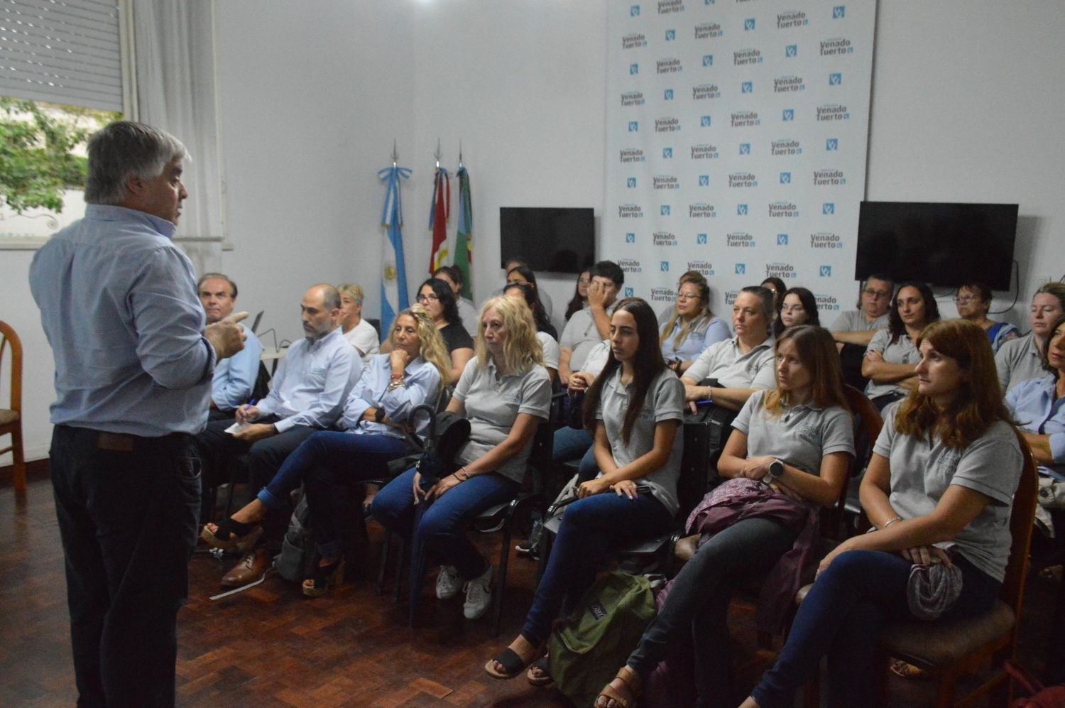 Los trabajadores municipales recibieron herramientas esenciales para mejorar la seguridad laboral y orientar a los empleados sobre los procedimientos a seguir en caso de un siniestro durante el trayecto hacia o desde el trabajo. Foto: MVT