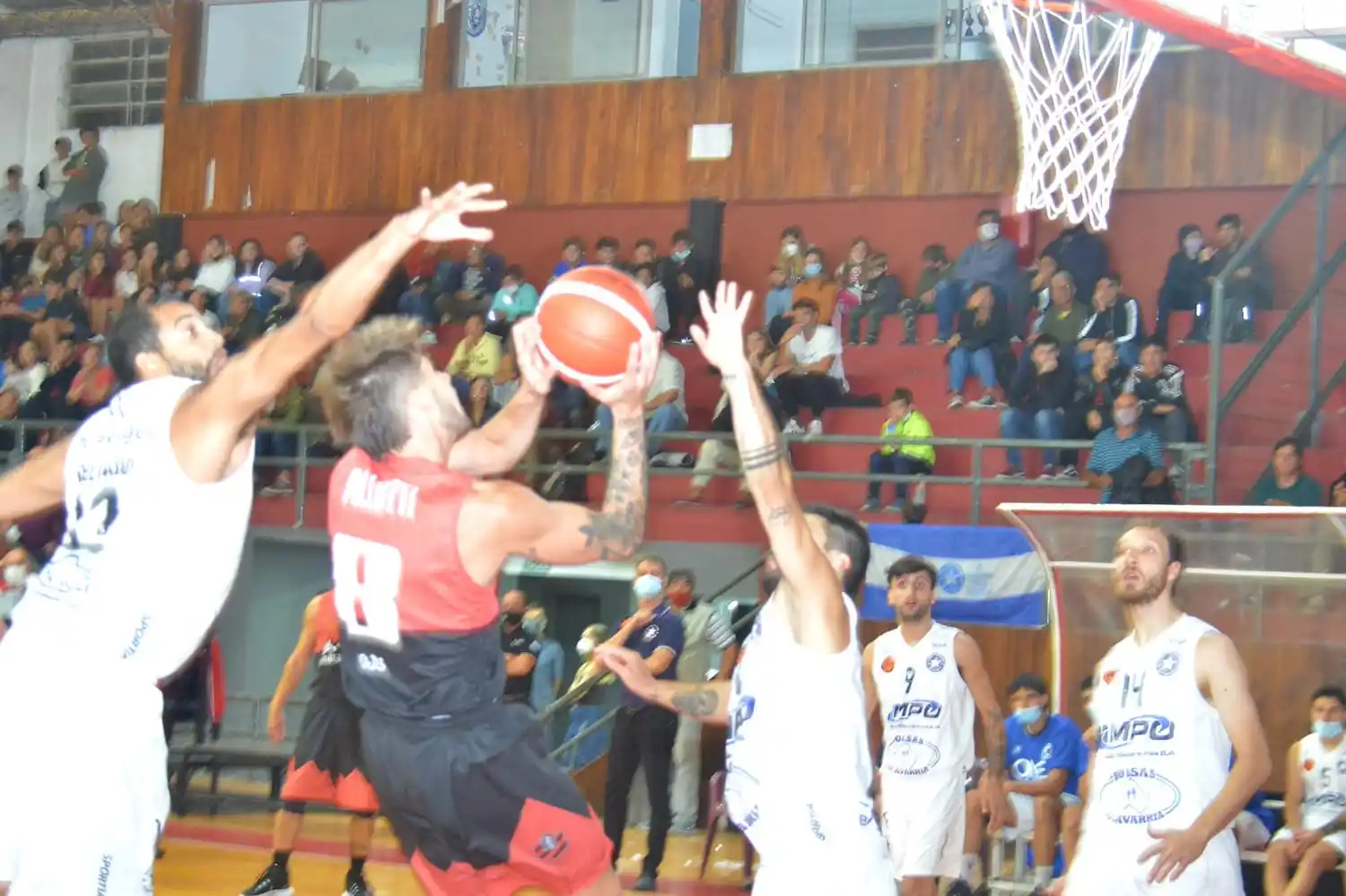 Pallotti, al ataque en el partido de Independiente con Racing de Olavarría.