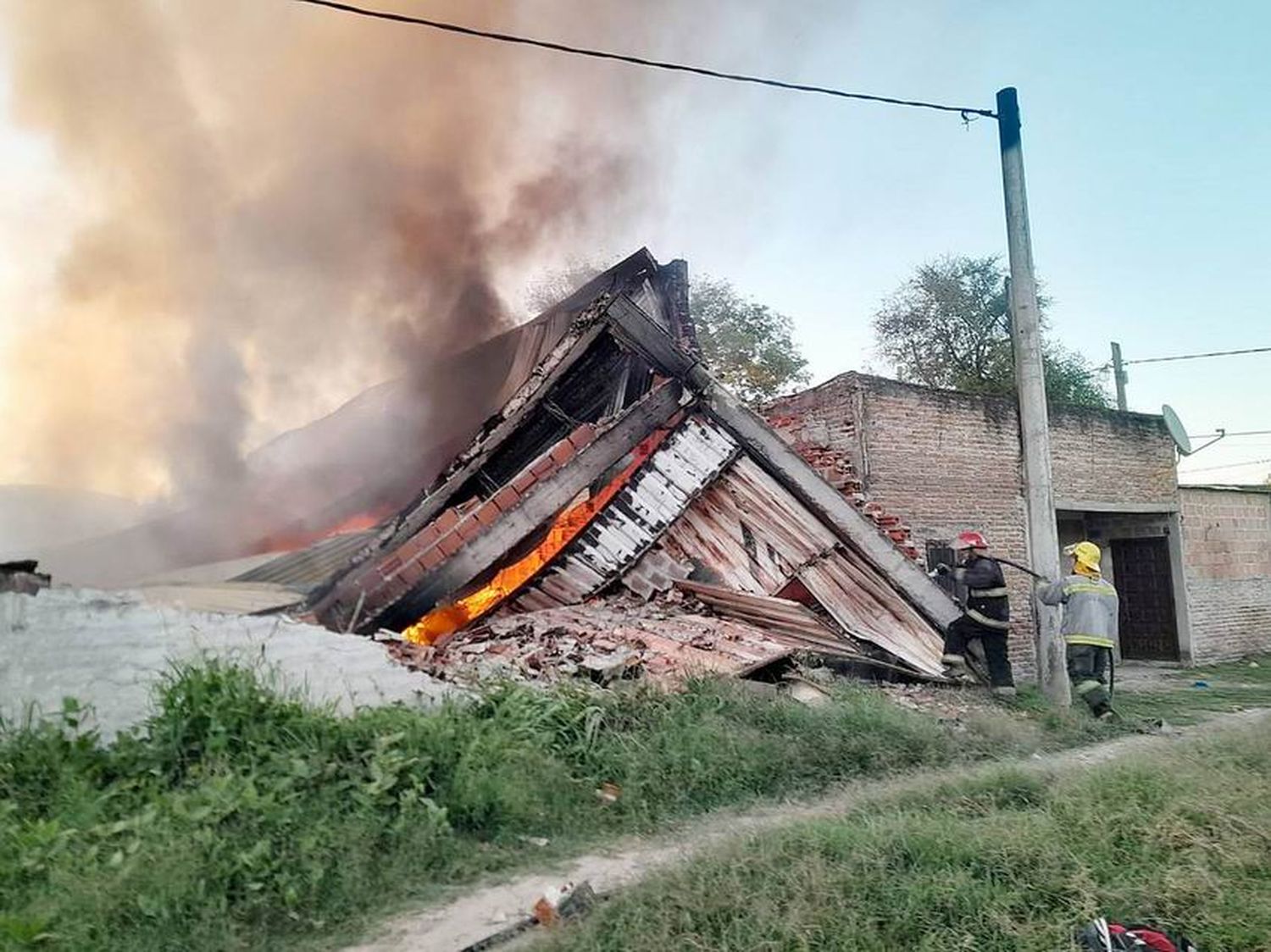 Un incendio consumió por completo un
depósito ubicado en el barrio San Juan 1