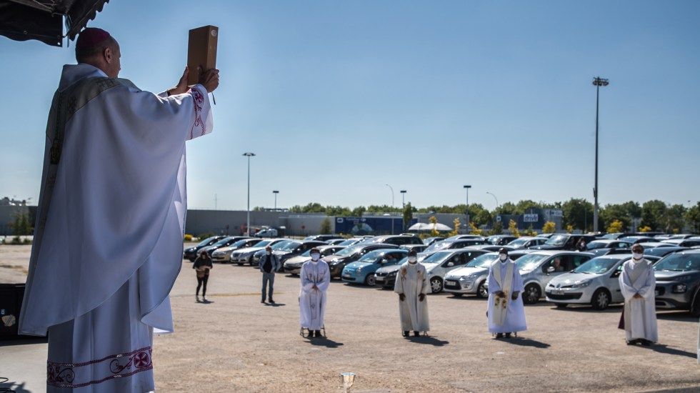 Francia celebra ‘misa en coche’ con más de 200 autos participantes