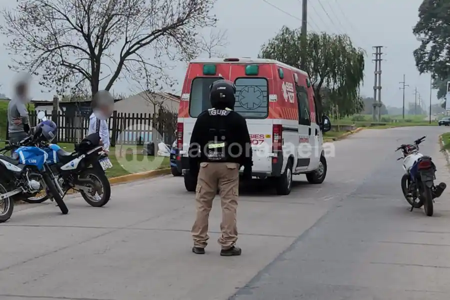 Se le cruzó un perro y se cayó de la moto: tuvo que ser hospitalizado