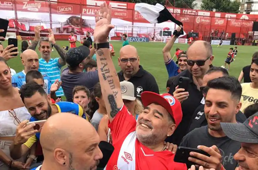 Maradona volvió a La Paternal en un partido a beneficio