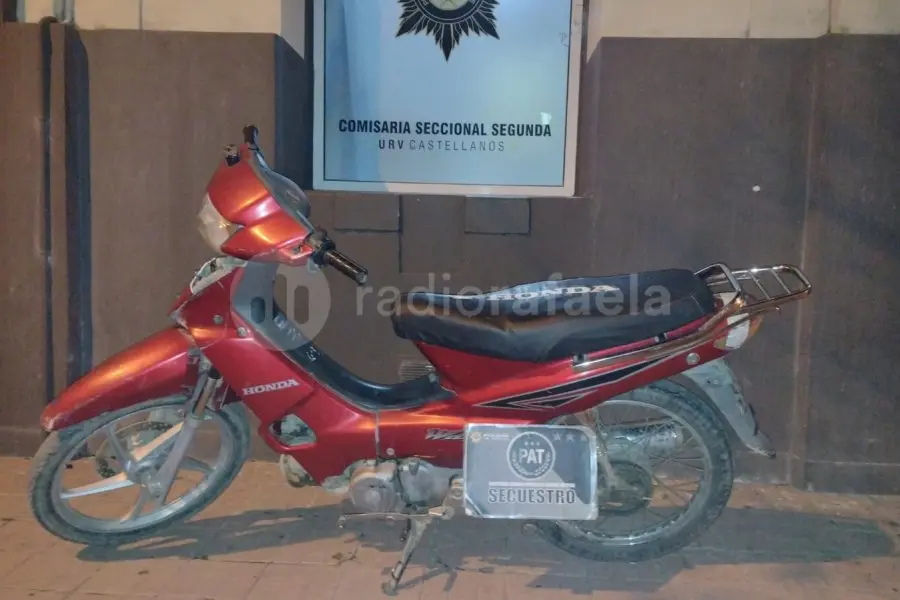 En la medianoche, encontraron abandonada una moto que había sido robada