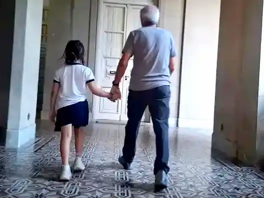 La emotiva historia de un veterano de Gualeguaychú y el aula en el que estudia su nieta