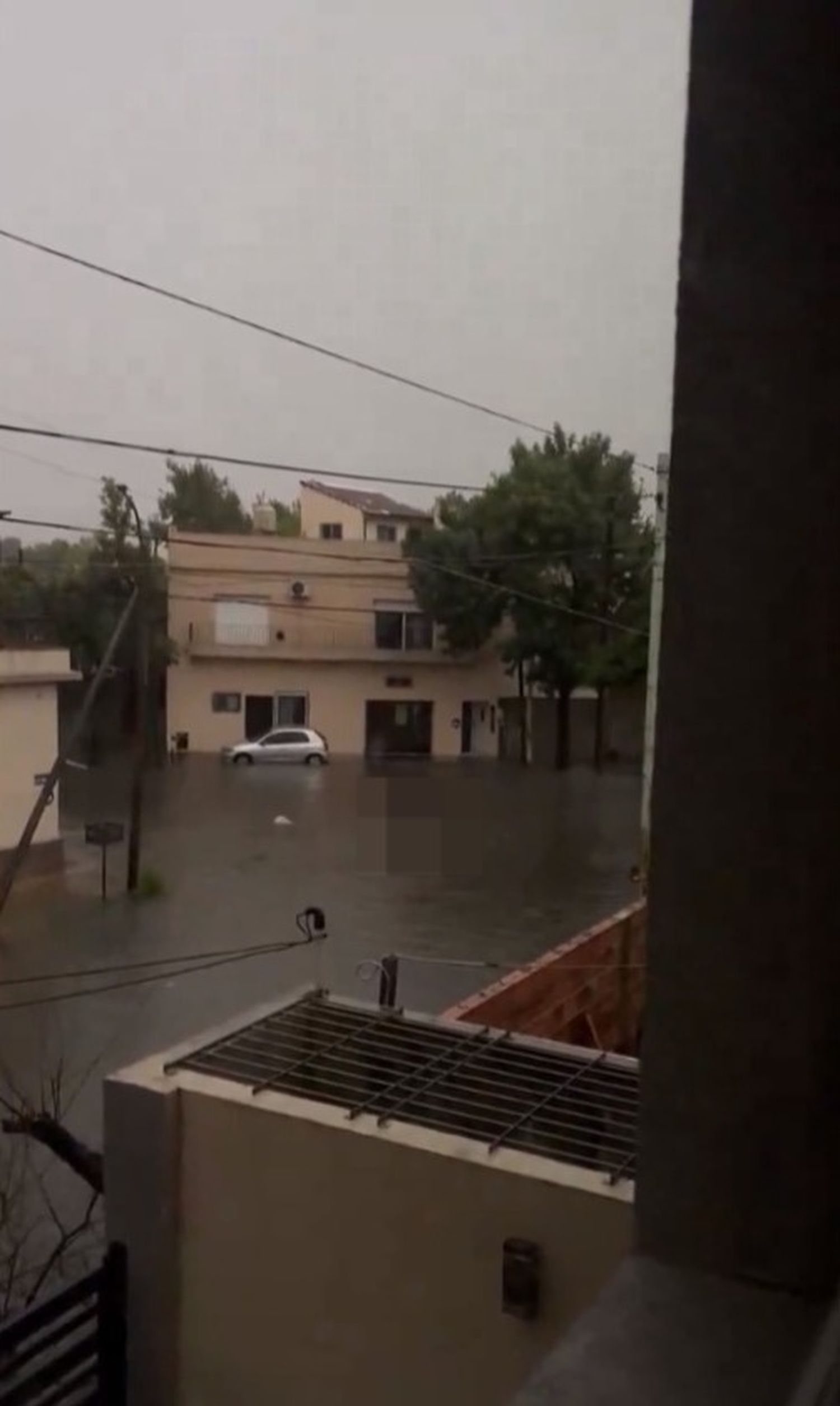 El cadáver apareció flotando en medio de una calle inundada de Valentín Alsina.