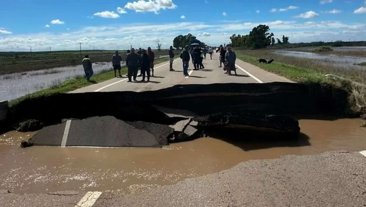 Por el temporal de lluvias colapsó un tramo la Ruta 3 Sur que une Bahía Blanca con Villarino