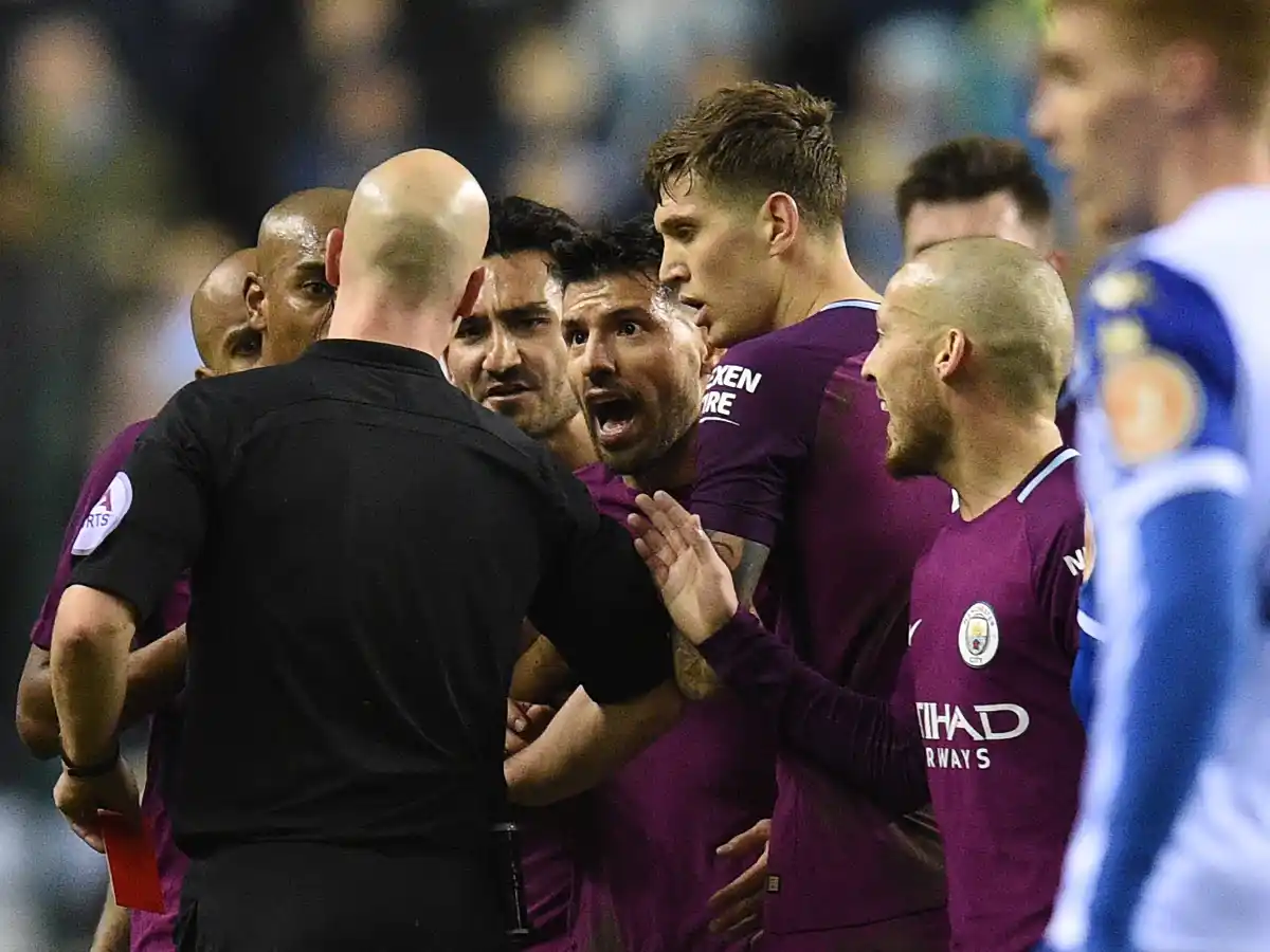 El City fue eliminado por  un equipo de tercera y  Agüero terminó a las piñas
