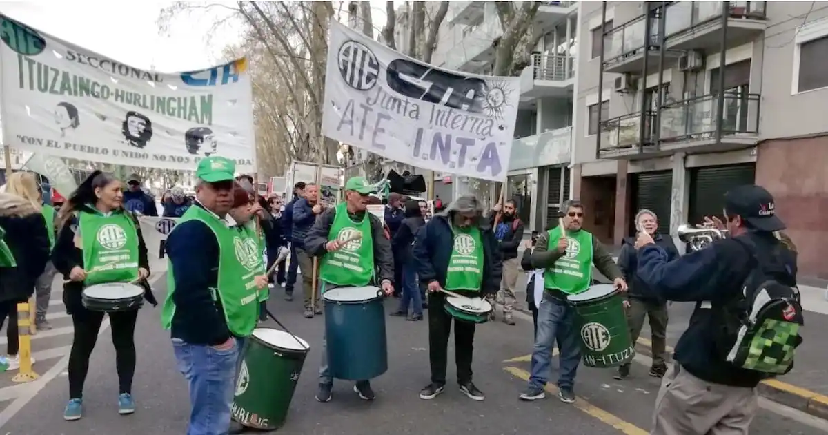 "No estamos dispuestos a negociar ningún ajuste. La oferta es insuficiente, perjudica a los trabajadores y quita derechos a todo el pueblo" expresó el secretario general de ATE Rodolfo Aguiar.