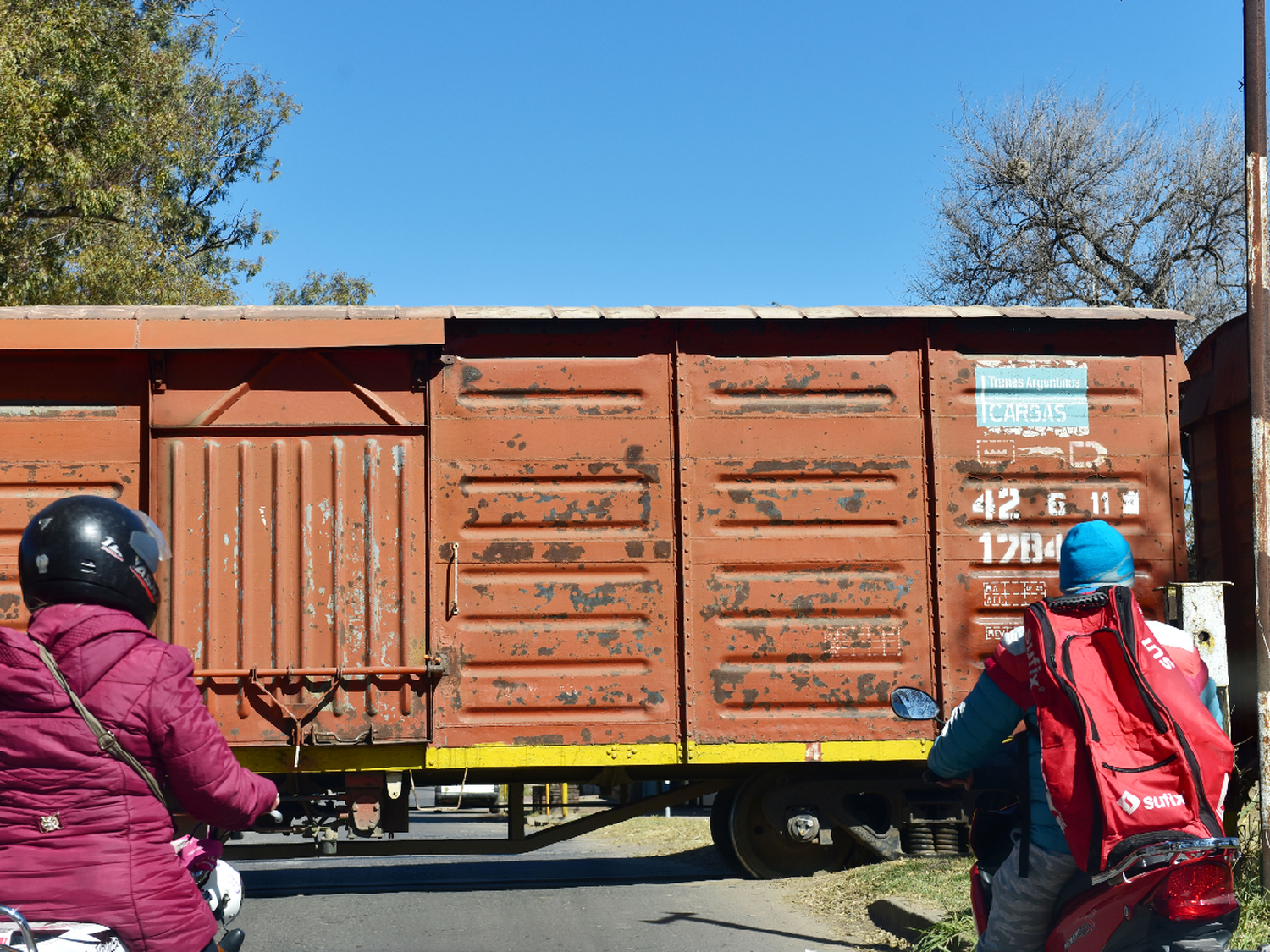 Un accidente reflotó el pedido de barreras y señales en los cruces de las vías