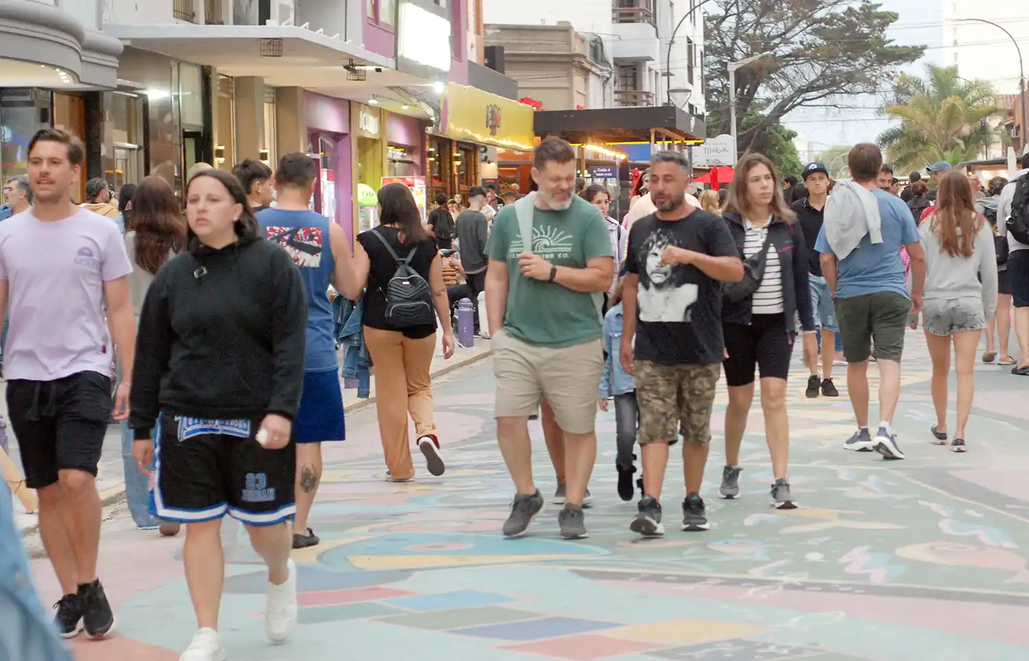 Importante movimiento en la peatonal después de la playa
