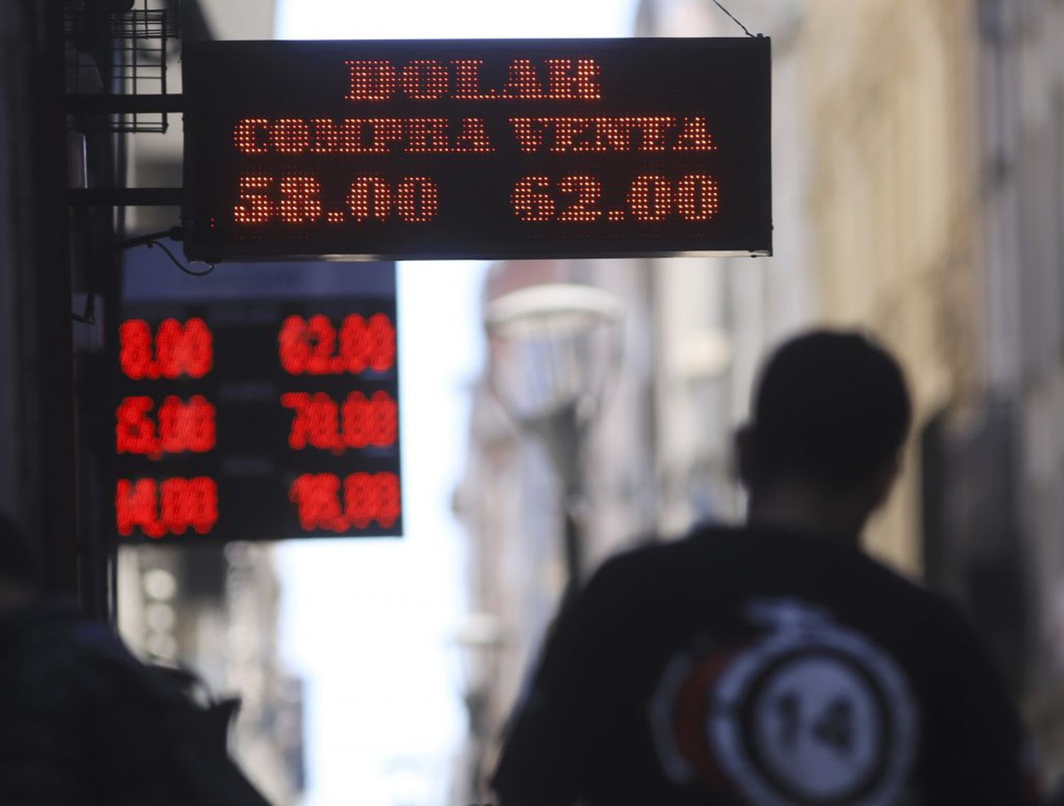 El dólar minorista cerró estable, pero el blue se recalentó y creció la brecha