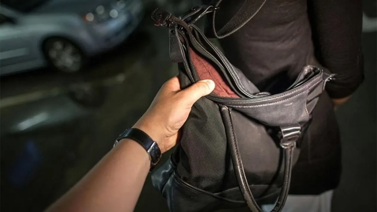 Le arrebataron la mochila a una jubilada y la lastimaron
