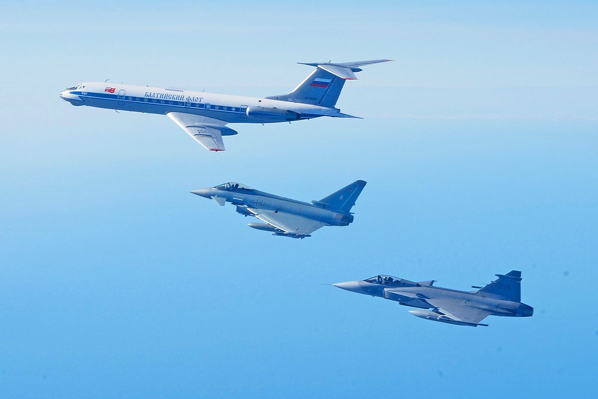 A dos días de entrar a la OTAN, Suecia intercepta avión ruso