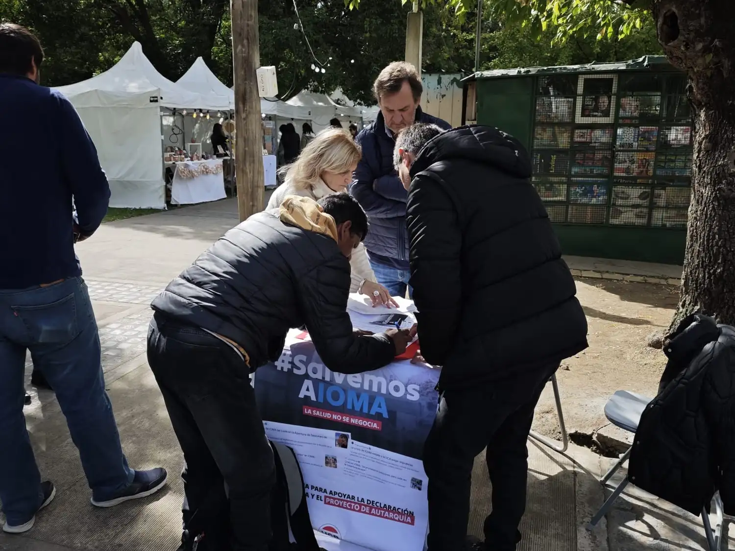 Rosana Florit y Matias Meli, concejales del bloque, realizando de la junta de firmas.