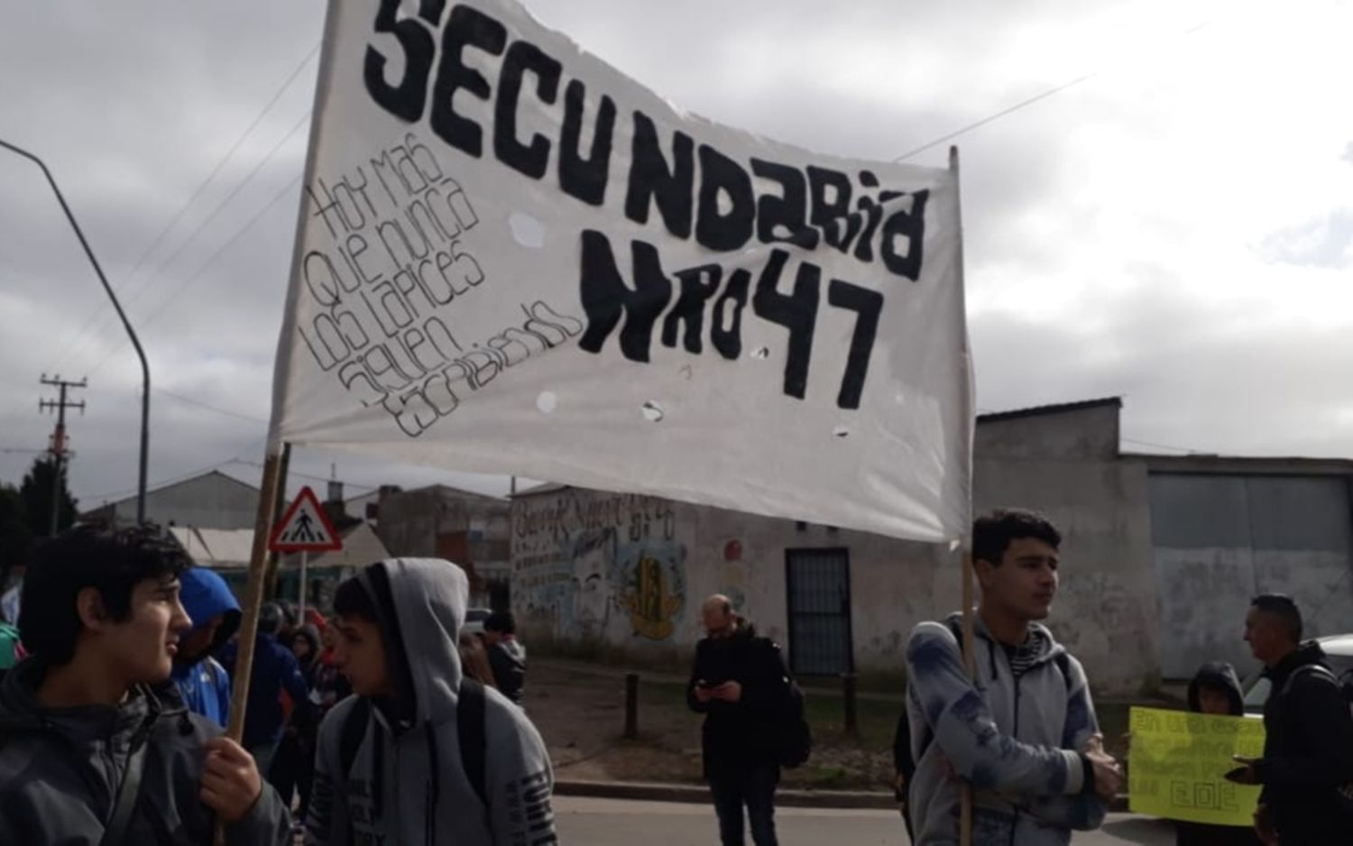 Alumnos hacen fila para usar el único baño en la Secundaria 47