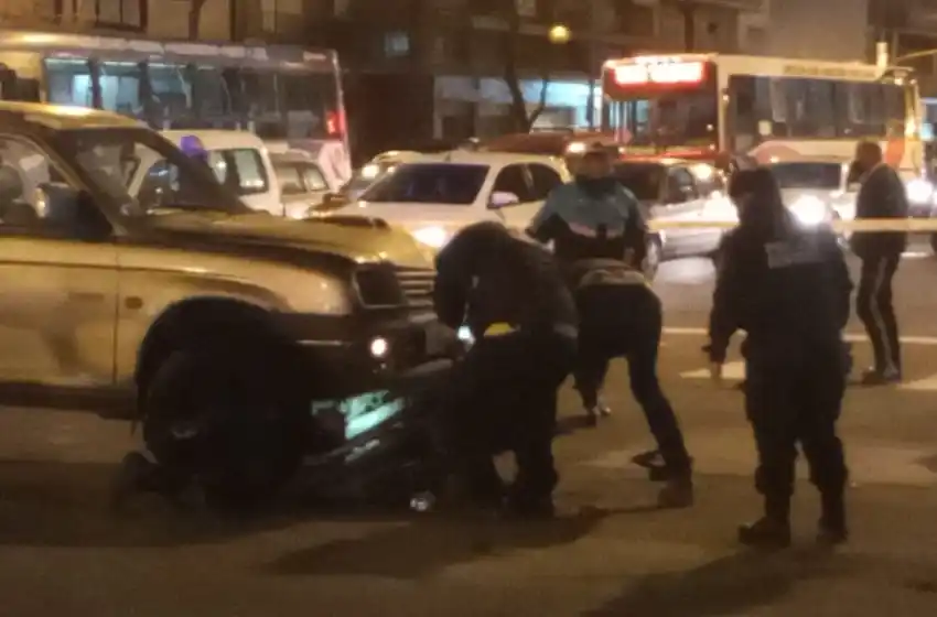 Impactante choque entre una camioneta y una moto en Colón