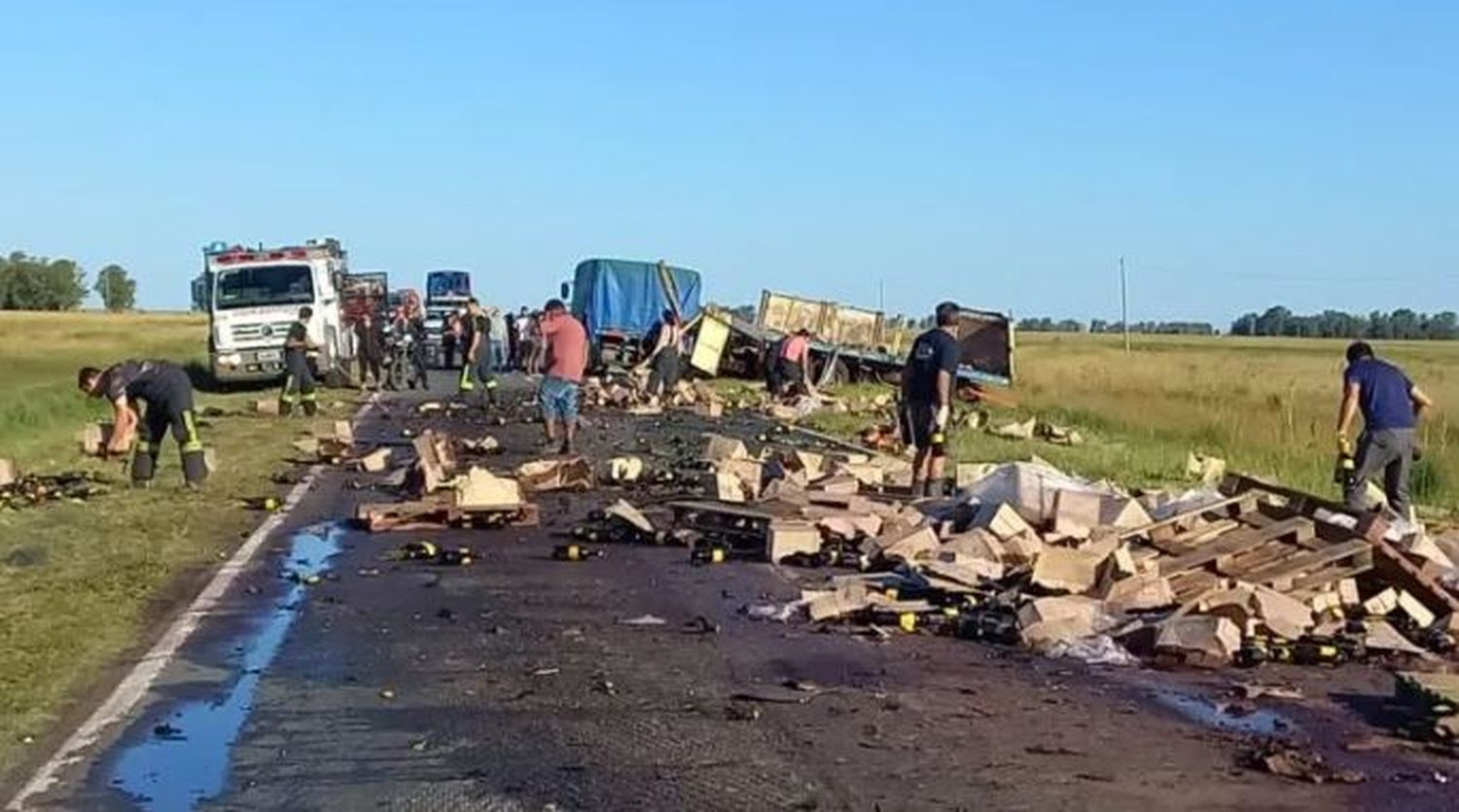 La ruta se vio bloqueada debido a la gran cantidad de botellas, muchas de las cuales se rompieron, esparcidas en el lugar, lo que impidió el tránsito en ambas direcciones.