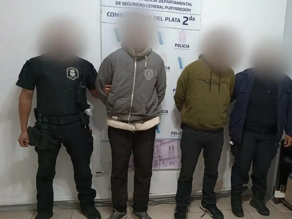 Intentaron robar un auto con un arma de utilería y fueron detenidos tras un llamado al 911