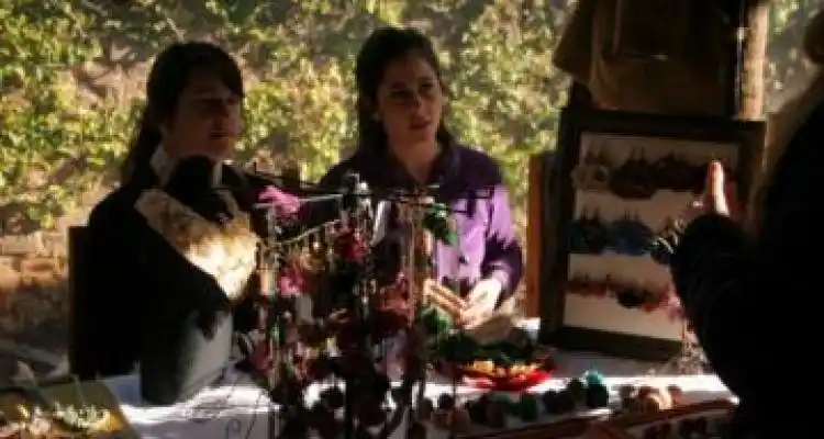 Feria de indumentaria:  Música, jóvenes, arte y diseño local