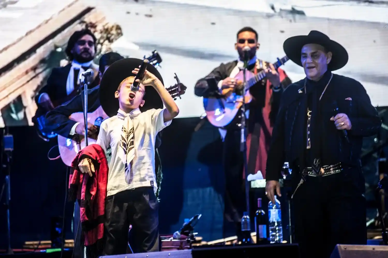 Joaquín, a sus 8 años, cantando con El Chaqueño Palavecino