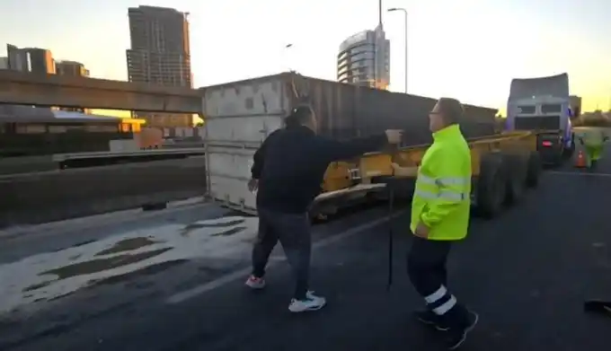 Un camión semirremolque perdió su acoplado