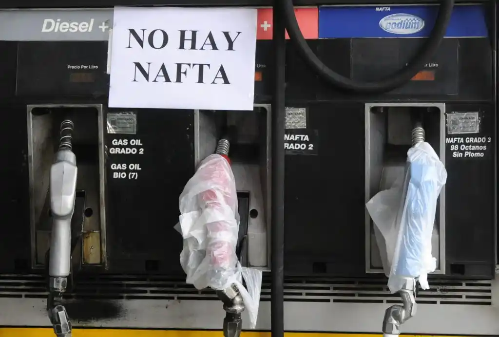Estacioneros advierten que el precio de los combustibles está muy atrasado