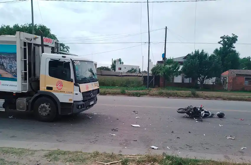 Joven motociclista en estado grave luego de chocar con un camión de basura