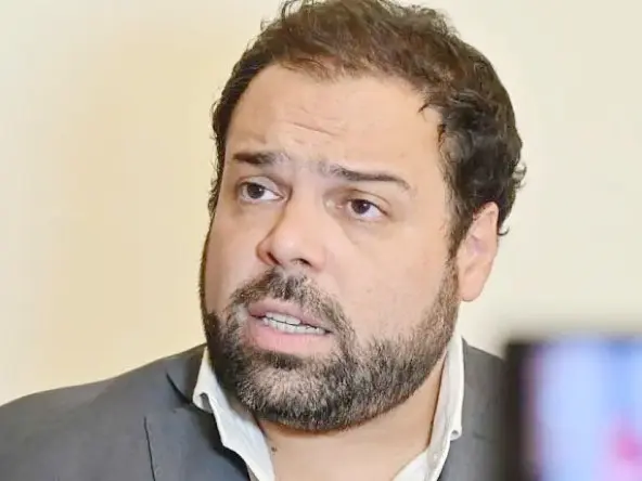 Troncoso le pidió a Azcué “ir a buscar puerta por puerta a los que se alejaron”