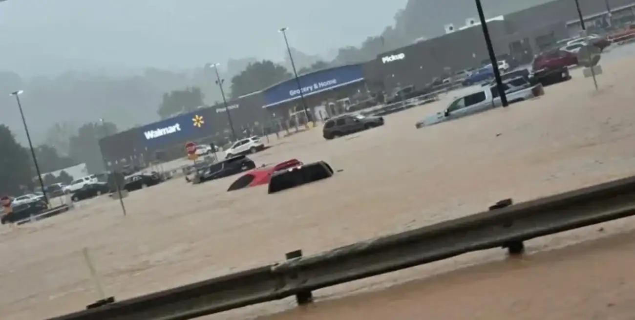 El estacionamiento de Walmart inundado en Weston, Virginia Occidental. Foto: AP